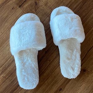 White Fuzzy Wedding Sandals Slippers Size 7  37/38